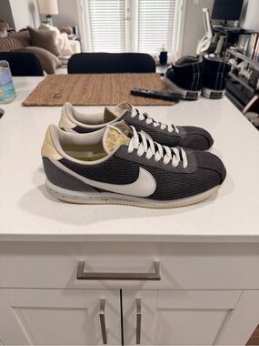 Nike Men's Black and White Low-Profile Retro Running Sneakers